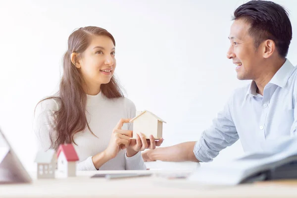 幸せなカップルは 購入の家を計画します 家を買う 不動産のお金を節約のカップルのための概念 ための選択の材料は 家具を飾る — ストック写真