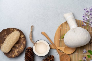 Aromaterapi ürün Spa Masaj beton arka plan ile ayarlayın. Üstten Görünüm, düz yatıyordu kompozisyon.