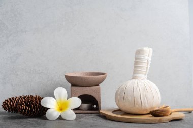 Aromaterapi ürün Spa Masaj beton arka plan ile ayarlayın. Üstten Görünüm, düz yatıyordu kompozisyon.