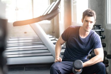 adam gym.sport, fitness, vücut geliştirme, yaşam tarzı ve insanlar kavramı içinde kişisel antrenör tarafından yardımıyla egzersiz makinede egzersiz