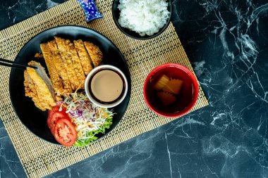 Japon mutfağının karışımı bir siyah taş table.top görünüm kompozisyon.