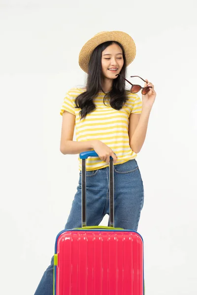 Schöne Junge Frau Lächelt Und Zieht Rosa Farbe Gepäck Isoliert — Stockfoto