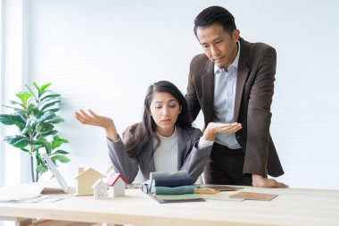 Emlak emlakçı, avukat veya mimar sorun, inşa için sahip iddia ev construction.business toplantı hakkında istemcileri Design seçin.