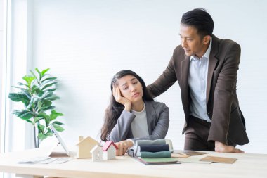 Emlak emlakçı, avukat veya mimar sorun, inşa için sahip iddia ev construction.business toplantı hakkında istemcileri Design seçin.