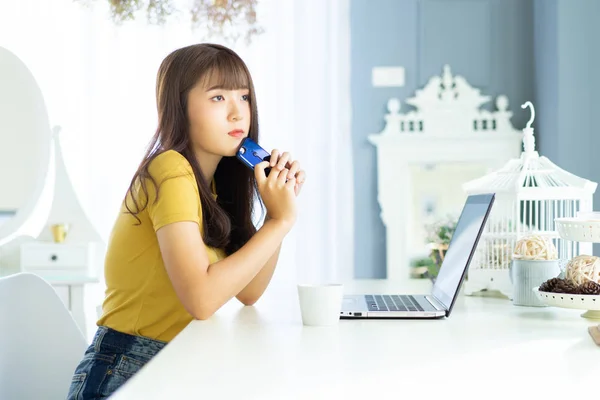 Evde Masada Oturan Bir Dizüstü Bilgisayar Üzerinde Çalışan Mutlu Asyalı — Stok fotoğraf