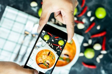 Tay gıda arka plan. Tayland mutfağı yemekleri. Siyah taş tablo arka planı.