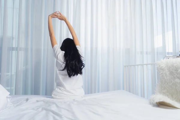 Mulher Esticada Cama Depois Acordar Vista Para Trás Mulher Sentada — Fotografia de Stock