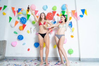 Seksi sıcak kız parti olay yeni yıl veya birthday.confetti mutlu ve komik kavramını dans bikini giyiyor