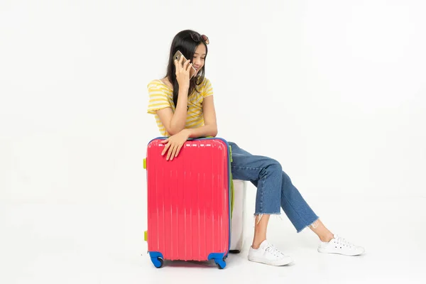 Hermosa Mujer Joven Sonriendo Tirando Equipaje Color Rosa Aislado Sobre —  Fotos de Stock