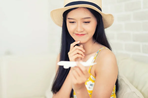 Asyalı Kadın Eli Oyuncak Uçağı Planlama Tatil Yaz Trip She — Stok fotoğraf
