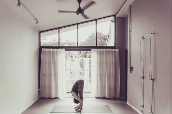 Jeune Femme Pratiquant Yoga Arrière Plan Gris Les Jeunes Font — Photo