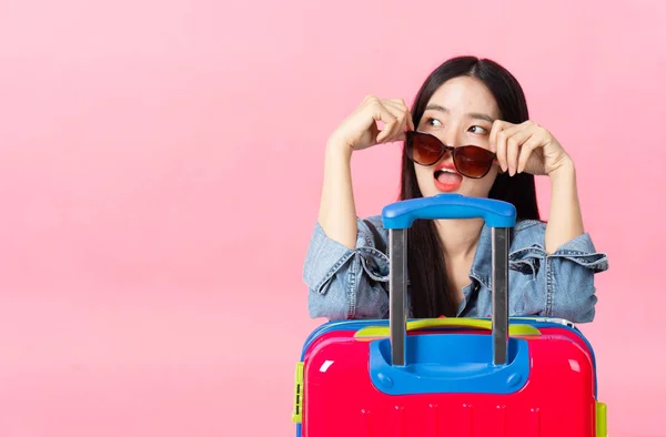 Reisende Touristin Sommerlicher Freizeitkleide Asiatische Lächelnde Frau Trägt Sonnenbrille Passagier — Stockfoto
