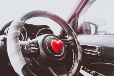 Direksiyon simidi ile kalp kırmızı nesne. Aşk araba konsepti idea.interior konsol.