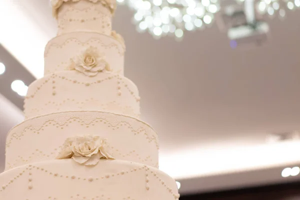 Elegáns Esküvői Torta Closed Életlenítés Háttér — Stock Fotó