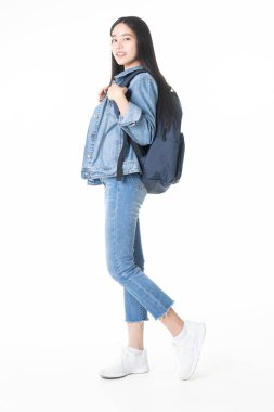 Gülümseyen ve beyaz arka plan üzerinde izole pembe renk Bagaj çekerek güzel ve genç birbayan. Asyalı kadın yaz tatili için. Seyahat etmek komik.