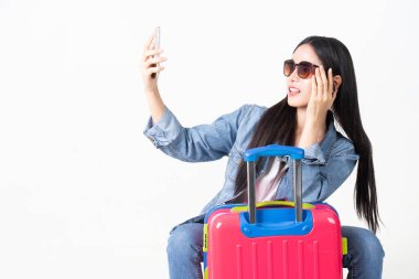 Gezgin turizm yaz rahat kıyafetler kadında. Asya gülümseyerek wo