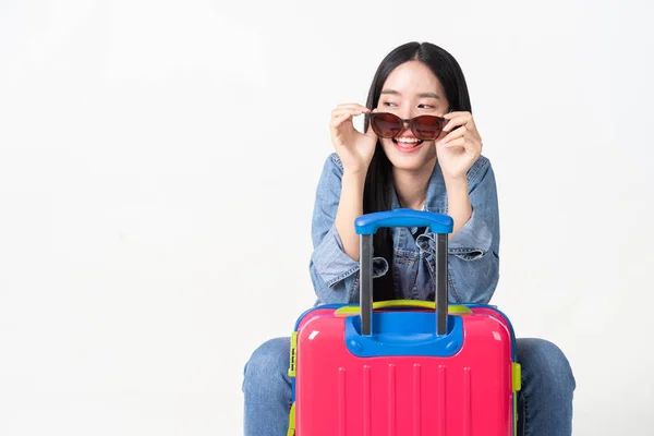 Viajero turista mujer en verano casual clothes.Asian sonriendo wo —  Fotos de Stock