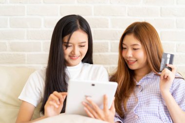 Genç Asyalı mutlu kadın .kadınlar online alışveriş. Genç kız düşünün
