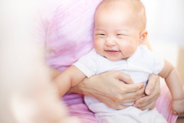 Odada Asyalı bebek mutlu. Asya bebek kız yatarken aşağı üzerinde yatak .
