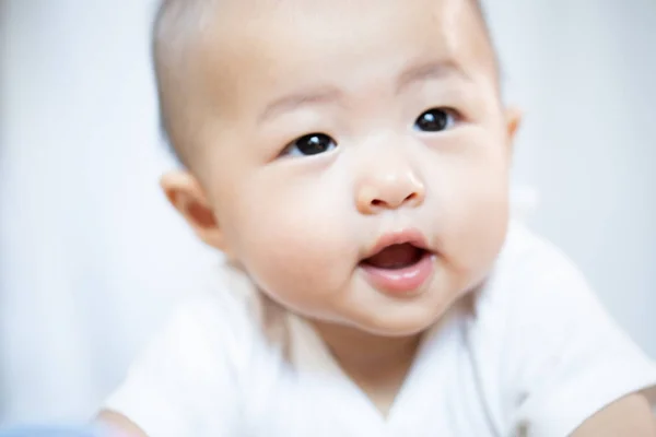 Asiatique bébé heureux dans la chambre.Asiatique bébé fille couché sur le lit  . — Photo