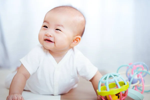 Asiática bebé feliz en la habitación.Asiática bebé niña acostada en la cama  . — Foto de Stock