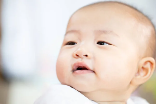 Asiatique bébé heureux dans la chambre.Asiatique bébé fille couché sur le lit  . — Photo