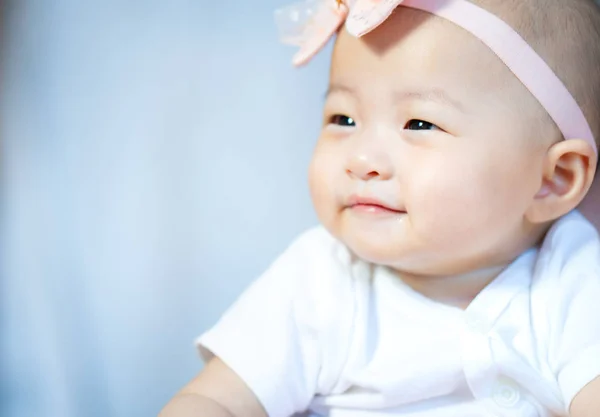 Aziatische baby blij in de kamer. Aziatische baby meisje liggend op bed . — Stockfoto