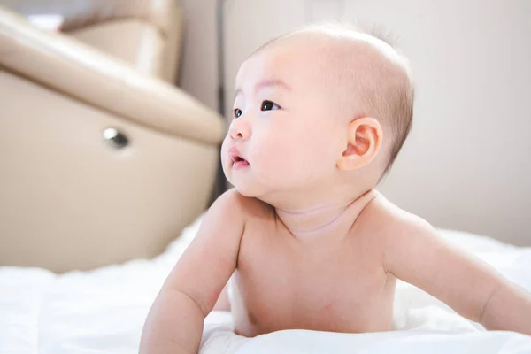 Asiatique bébé heureux dans la chambre.Asiatique bébé fille couché sur le lit  . Photos De Stock Libres De Droits