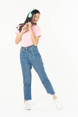 Mutlu asyalı genç yolcu kulaklık ile müzik dinlerken