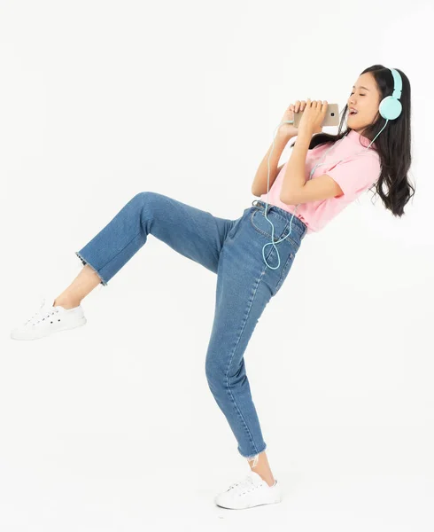 Feliz asiática adolescente pasajero escuchando la música con auriculares — Foto de Stock