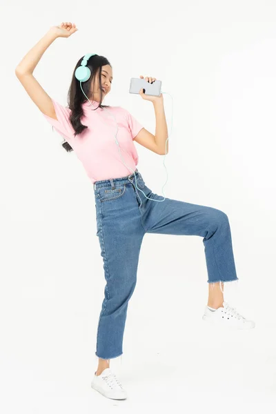 Feliz asiática adolescente pasajero escuchando la música con auriculares — Foto de Stock