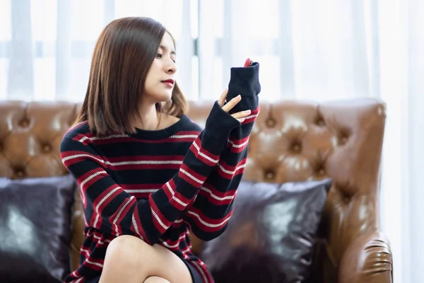 Mutlu kadın online alışveriş için mobil tutarak. Asyalı genç olmak — Stok fotoğraf
