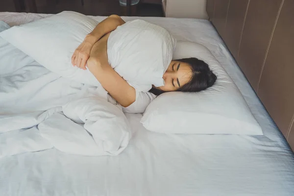 Mulher esticada na cama depois de acordar, vista para trás. Mulher sentada — Fotografia de Stock