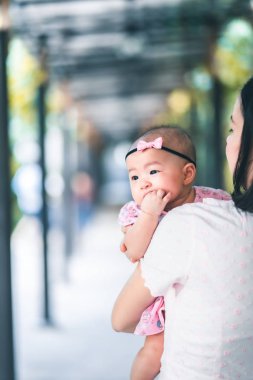 Graden 'de Asyalı bebek mutlu. Asya bebek kız mutlu aile zaman