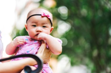 Graden 'de Asyalı bebek mutlu. Asya bebek kız mutlu aile zaman
