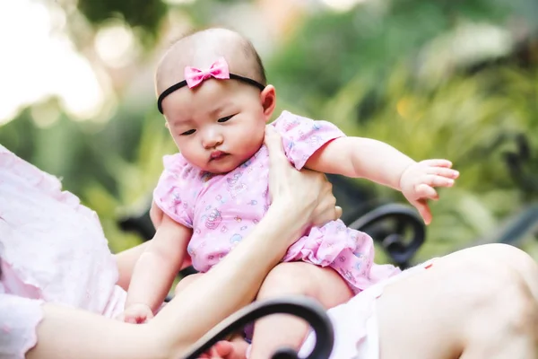 Aziatische baby gelukkig in de graden. Aziatische baby meisje gelukkig familie tijd — Stockfoto