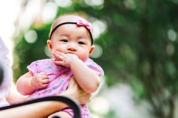 Aziatische baby gelukkig in de graden. Aziatische baby meisje gelukkig familie tijd — Stockfoto