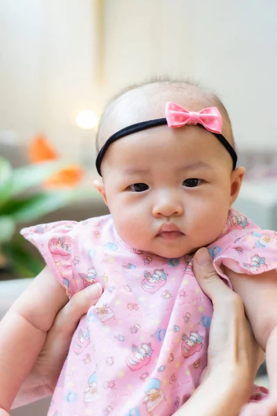 Aziatische baby gelukkig in de graden. Aziatische baby meisje gelukkig familie tijd — Stockfoto
