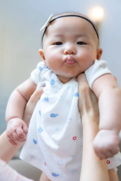 Asiatique bébé heureux dans le graden.Asian bébé fille heureux temps de la famille — Photo