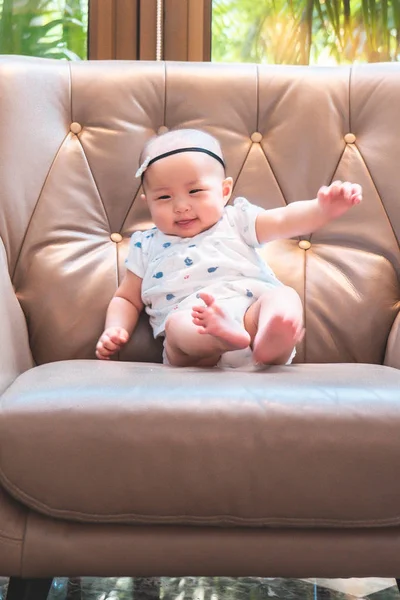 Asian baby happy in the graden.Asian baby girl happy family time — Stock Photo, Image