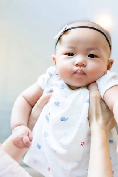 Asiatique bébé heureux dans le graden.Asian bébé fille heureux temps de la famille — Photo