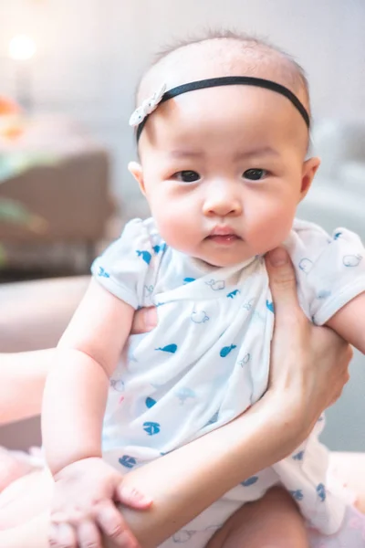 Asiatique bébé heureux dans le graden.Asian bébé fille heureux temps de la famille — Photo