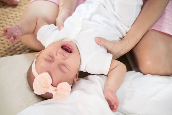 Asiatisk bebis lycklig i rummet. Asiatisk Baby flicka liggande på sängen . — Stockfoto