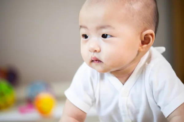 Asiatique bébé heureux dans la chambre.Asiatique bébé fille couché sur le lit  . — Photo