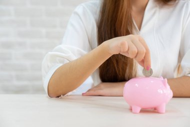 el kumbara tasarruf için sikke para koyarak, kadının yakın 