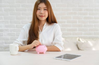 el kumbara tasarruf için sikke para koyarak, kadının yakın 