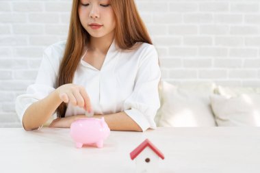 el kumbara tasarruf için sikke para koyarak, kadının yakın 