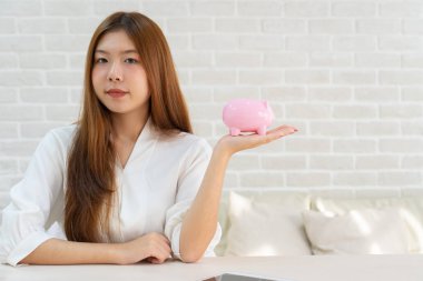 el kumbara tasarruf için sikke para koyarak, kadının yakın 