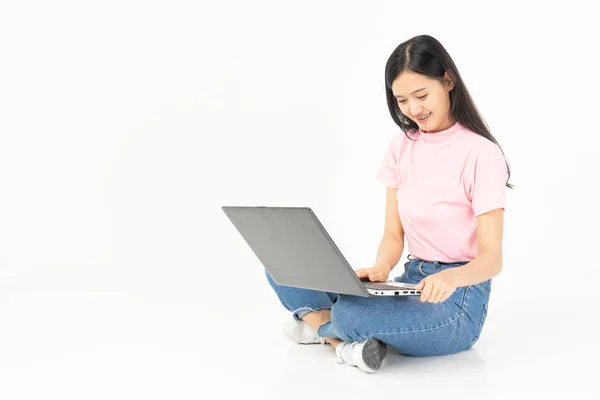 Gelukkig Aziatische tiener passagier luisteren naar de muziek met hoofdtelefoon — Stockfoto