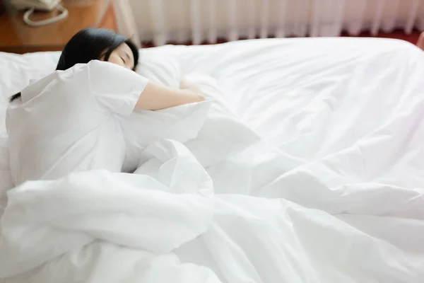 Mulher esticada na cama depois de acordar, vista para trás. Mulher sentada — Fotografia de Stock